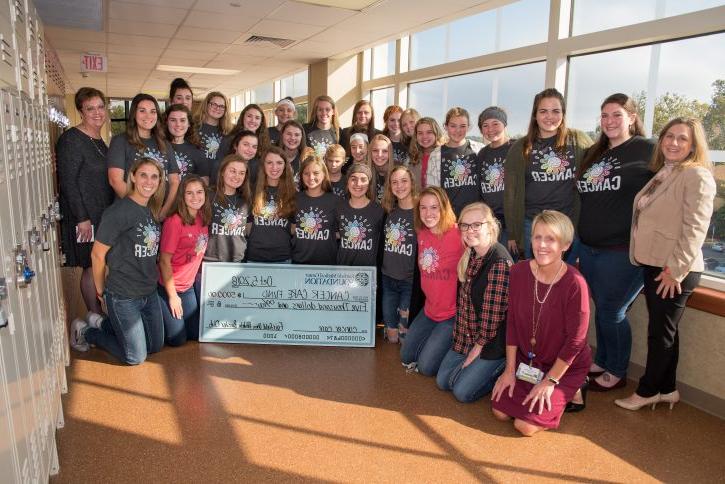 Fairfield Union Girls Volleyball Team Donates to 癌症护理基金 at 融合